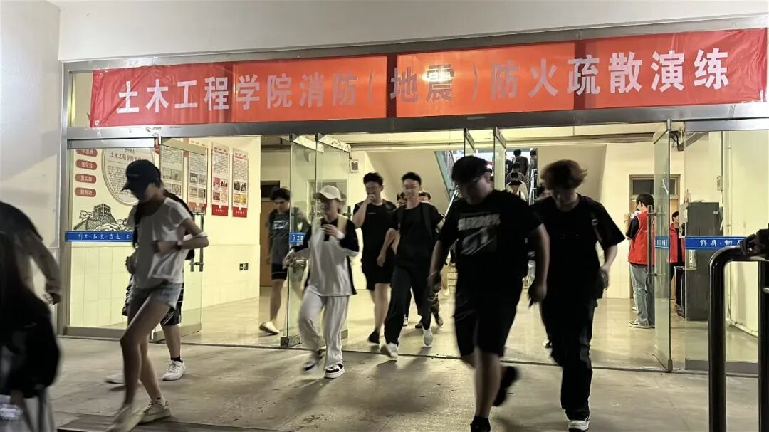演练筑防线 平安护校园｜土木工…