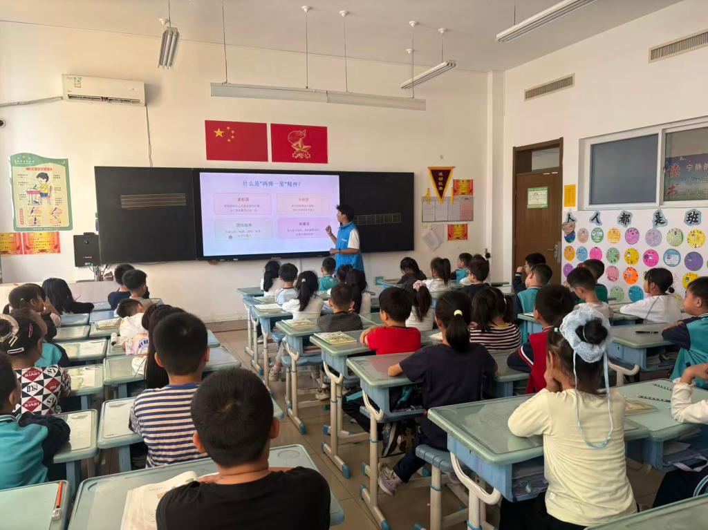 追忆“两弹一星”精神 放飞童心…